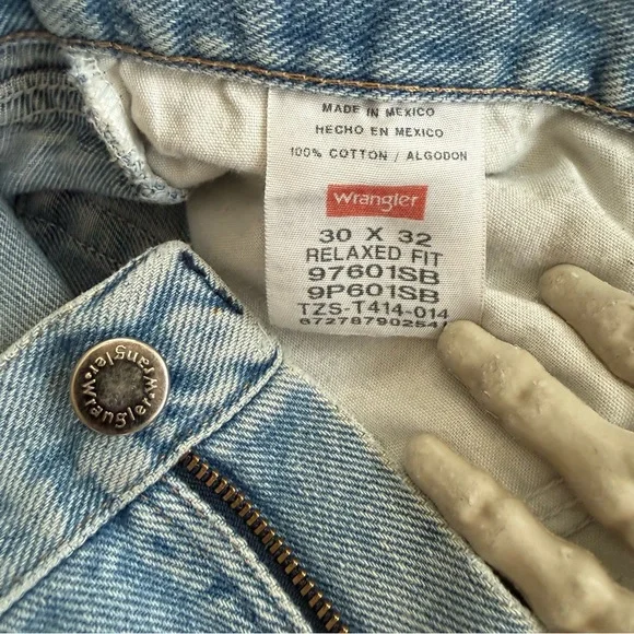 Vintage 2000s Wrangler Light Wash Faded Denim Jeans ~ Size 30 X 32 - Picture 10 of 11